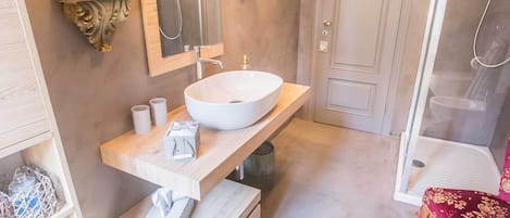 Dusche, Haartrockner, Bidet, Seife