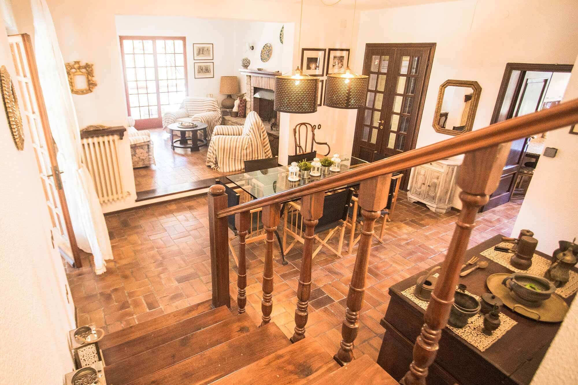 Fernseher, Kamin, Bücher, Arbeitsbereiche