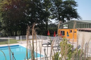 Piscine extérieure (ouverte en saison), parasols de plage