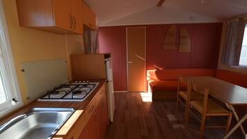 Mobile Home | Private kitchen | Fridge, microwave, oven, stovetop