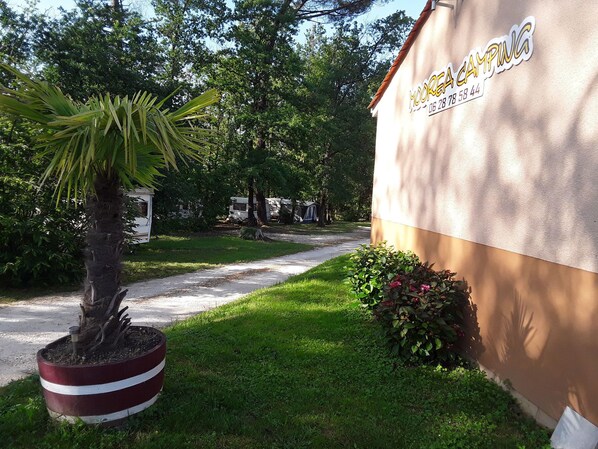 Unclassified image, 1 of 12, button - Moorea Camping (Minzac)