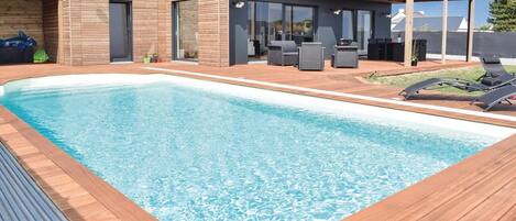 حمّام سباحة مُدفَّأ