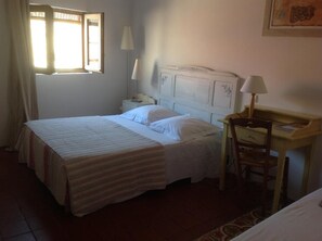 客室ごとに異なる装飾、客室ごとに異なるインテリア、デスク、アイロン / アイロン台