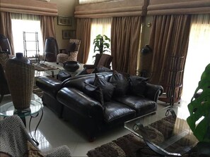 Coin salon dans le hall