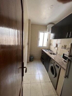 Refrigerador, microondas, placa de cocina, cafetera/tetera