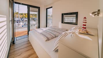 2 bedrooms, bed sheets