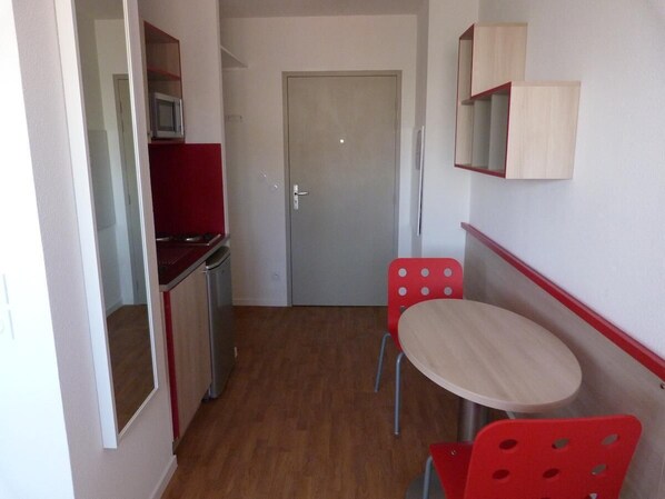 Studio, 1 lit double, non-fumeurs | Coin cuisine privé | Réfrigérateur, micro-ondes, four, plaque de cuisson