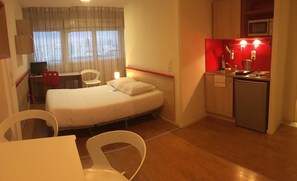 Escritorio, cortinas blackout y sistema de insonorización 