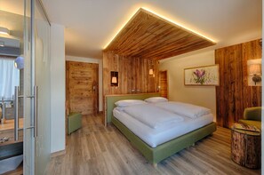 Quarto superior, para não fumantes | Cofres nos quartos, escrivaninha, Wi-Fi de cortesia, roupa de cama