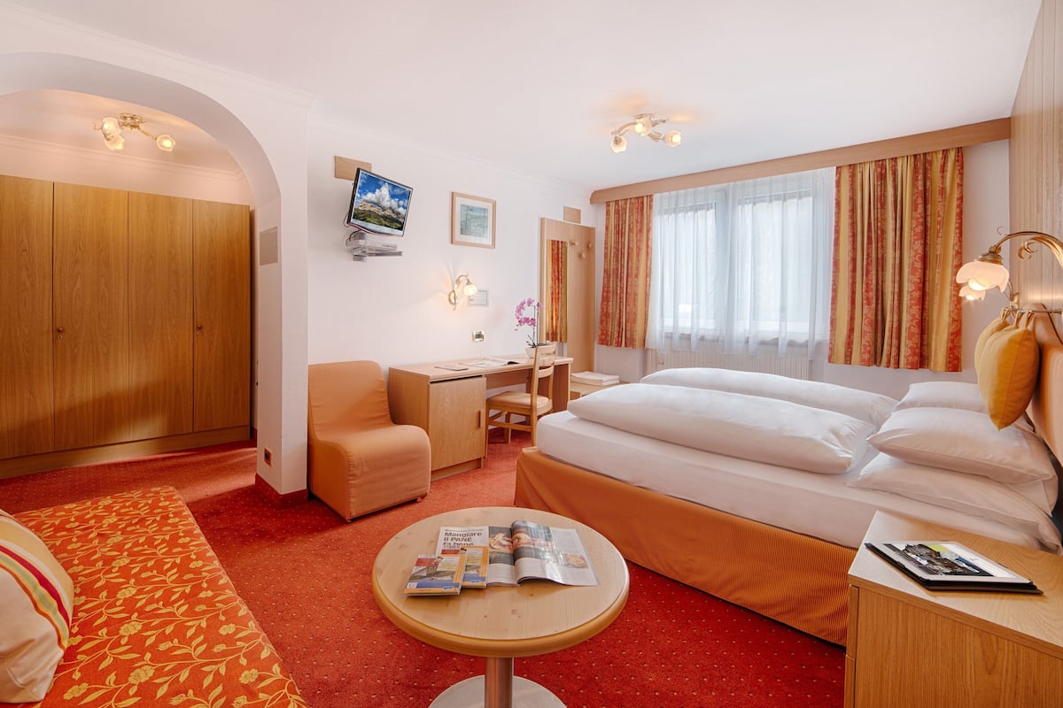 Comfort kamer, niet-roken | Een kluis op de kamer, een bureau, gratis wifi, beddengoed