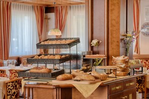 Sudah termasuk sarapan prasmanan setiap hari