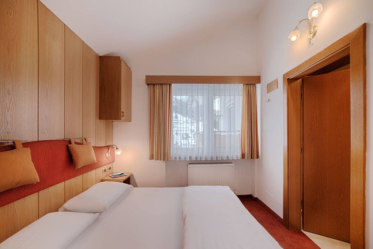 Kamar Single, Bebas Asap Rokok | Brankas, meja kerja, Wi-Fi gratis, dan seprai linen