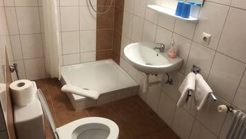 Dusche, kostenlose Toilettenartikel, Haartrockner, Handtücher
