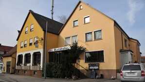 A two-story building with a sign for 'Ratsstudio'. - Hotel Gasthof Ratstube (Kirchheim unter Teck)