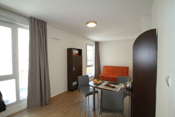 Apartment (T2) | Living area | Flat-screen TV