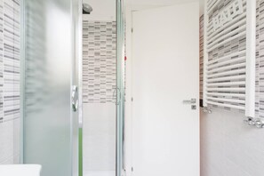 Shower, rainfall showerhead, free toiletries, hair dryer - Alloggio Turistico Colosseo (Rome)