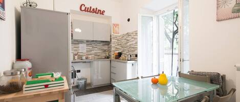 Plaque de cuisson, batterie de cuisine, vaisselle et ustensiles