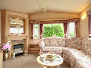 Mobile Unterkunft (Pitch 378) | Wohnbereich | Flachbildfernseher