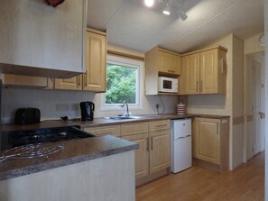 Mobil Karavan (Pitch 113) | Dapur pribadi | Microwave, oven, kompor, dan ketel listrik