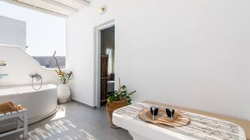 Suite, Jetted Tub, Sea View | Teres/patio