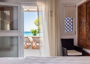 Caja de seguridad en la habitación y tabla de planchar con plancha 