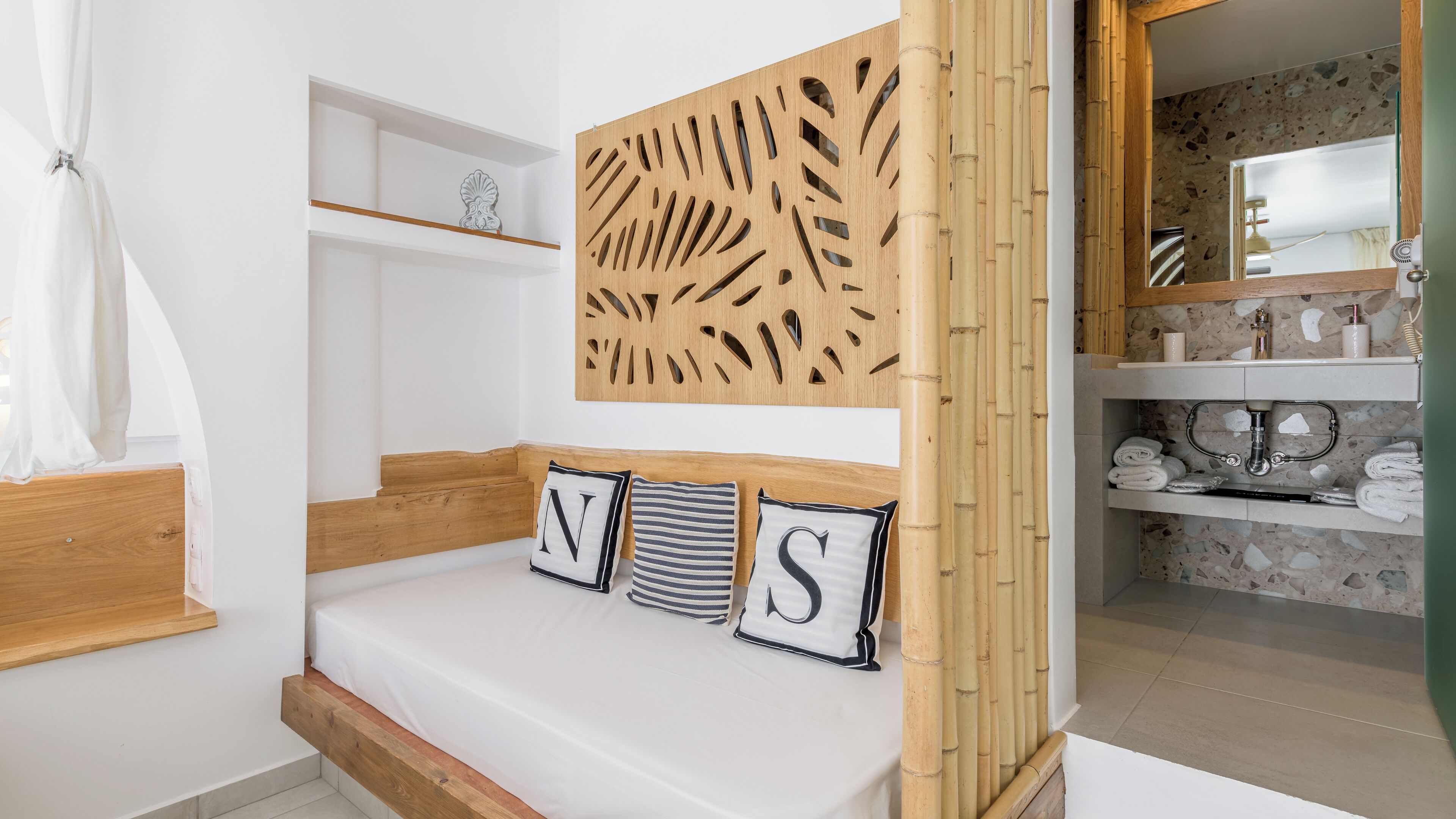 Ein modernes Schlafzimmer mit einem Holzkopfteil, einer Wandpaneeleinrichtung und einem Bett mit drei Kissen.