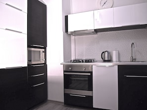 Classic Apartment, 1 Queen Bed, Non Smoking | Private kitchen | Microwave, oven, stovetop, dishwasher
