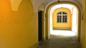 A corridor with arched ceilings and a cobblestone floor. - Old Town Snug (Warsaw)