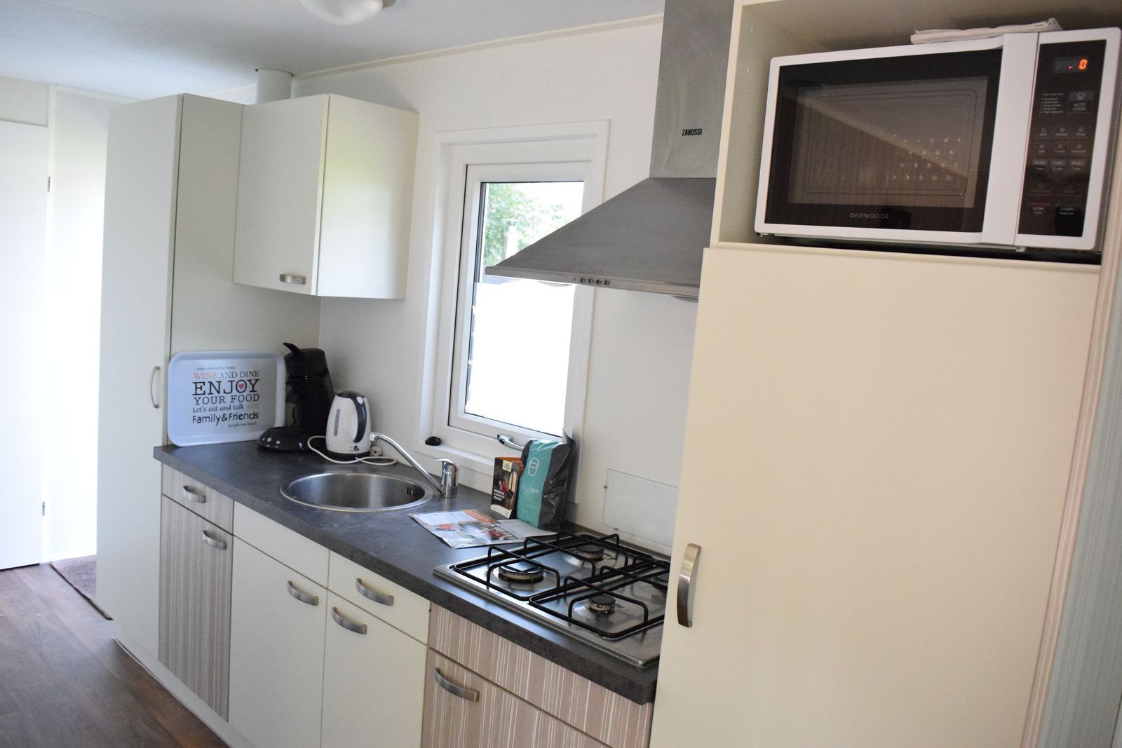 Kühlschrank, Mikrowelle, Hochstuhl