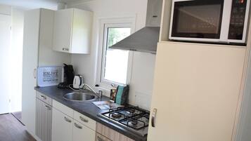 Een koelkast, een magnetron, een kinderstoel