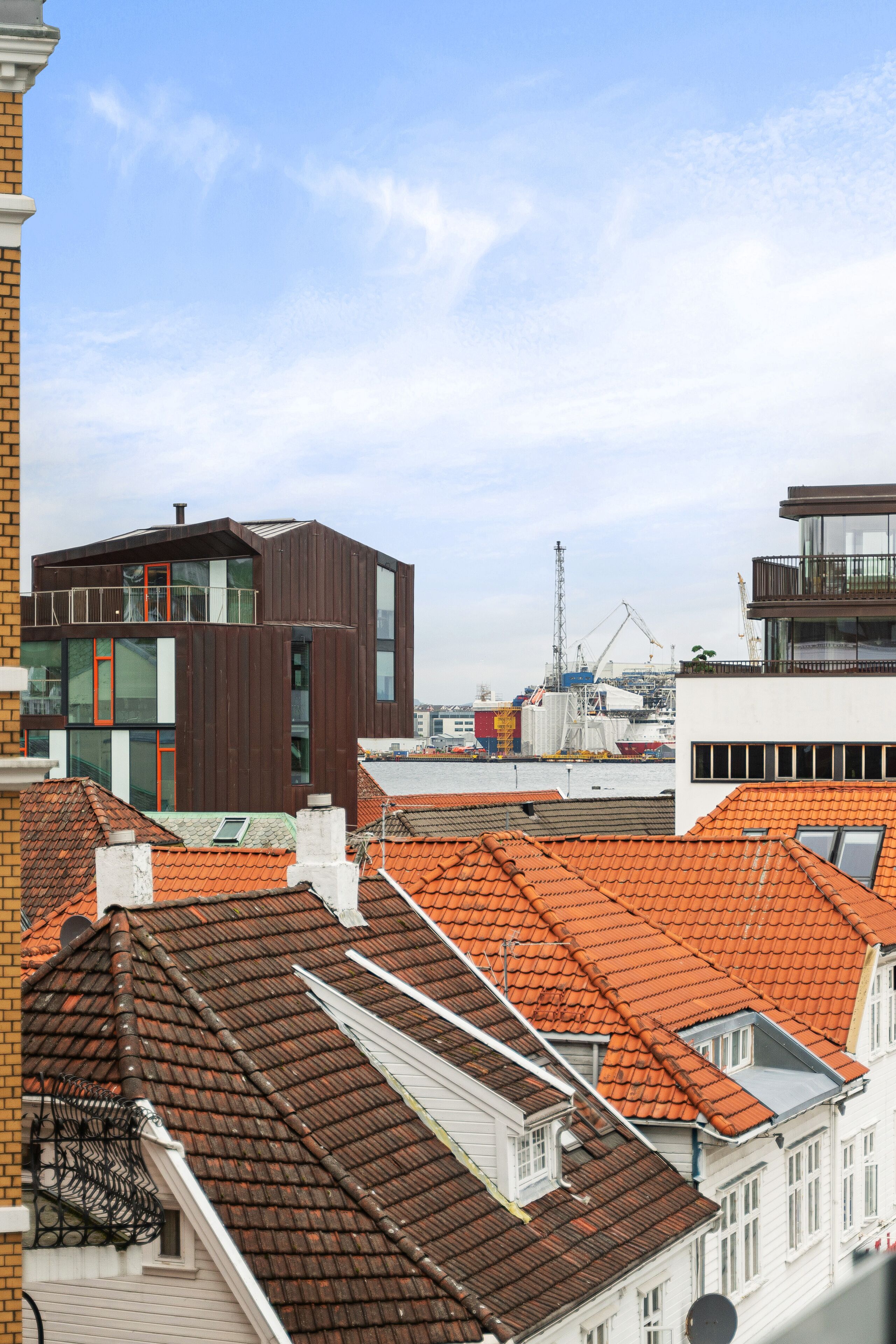 Un bâtiment moderne doté d’un toit plat et d’un balcon.