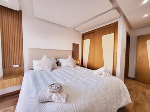 Luxury Apartment, 2 Bedrooms, pancuran mandi kerusi roda (roll-in), Non Smoking | 2 bilik tidur, langsir/tirai gelap terus, seterika/papan seterika 