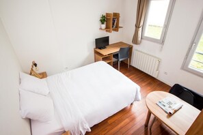 Individuell inredning, unika möbler, skrivbord och mörkläggningsgardiner