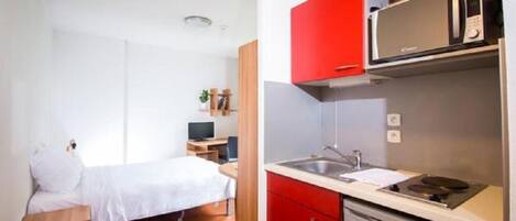 Peti sejuk, ketuhar gelombang mikro, dapur, cerek elektrik