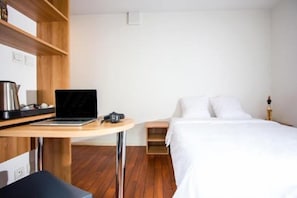 Studio, 1 giường đôi | Trang trí khác biệt, trang bị nội thất với thiết kế riêng bi  ệt, bàn 