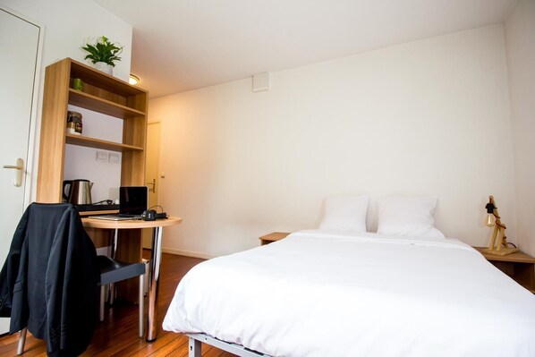 Individuell dekoriert, individuell eingerichtet, Schreibtisch