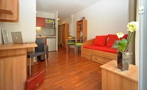 Decoración personalizada, muebles diferentes y escritorio 