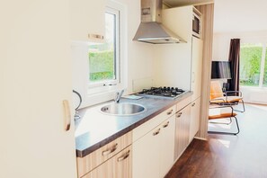 Fridge, microwave, dishwasher - Veluwe lodge for four people with private sauna (Voorthuizen)