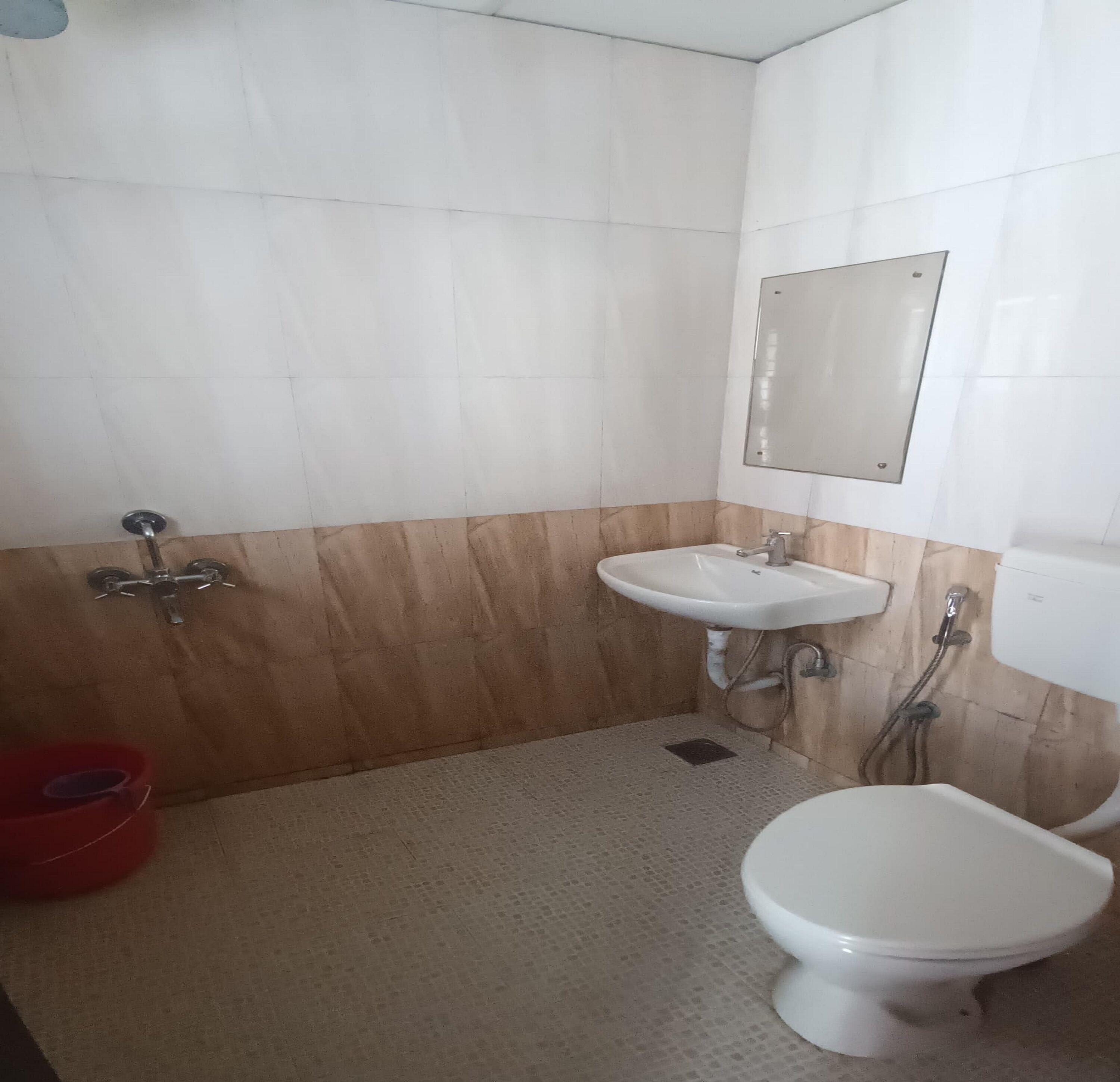 Um banheiro pequeno e limpo, com vaso sanitário, pia e chuveiro.