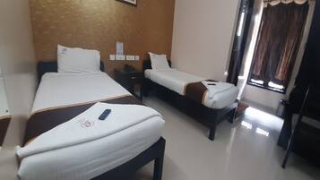 Deluxe Room, 1 Queen Bed | Hypo-allergenic bedding, desk, free WiFi, bed sheets