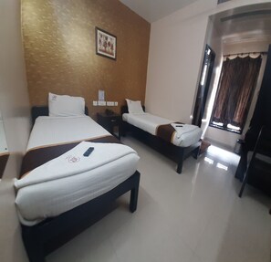 Deluxe Room, 1 Queen Bed | Hypo-allergenic bedding, desk, free WiFi, bed sheets - Balaji Residency (Chennai)