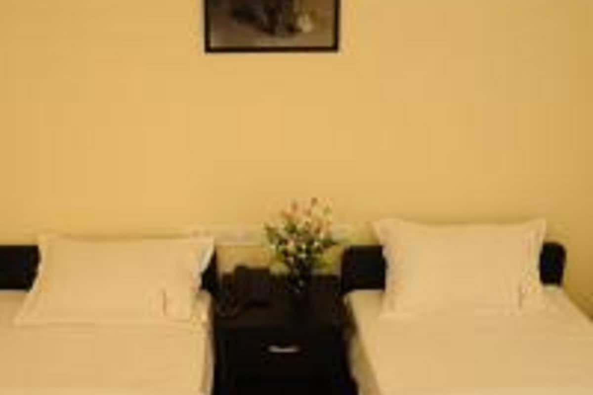 Deluxe Room, 1 Queen Bed | Hypo-allergenic bedding, desk, free WiFi, bed sheets
