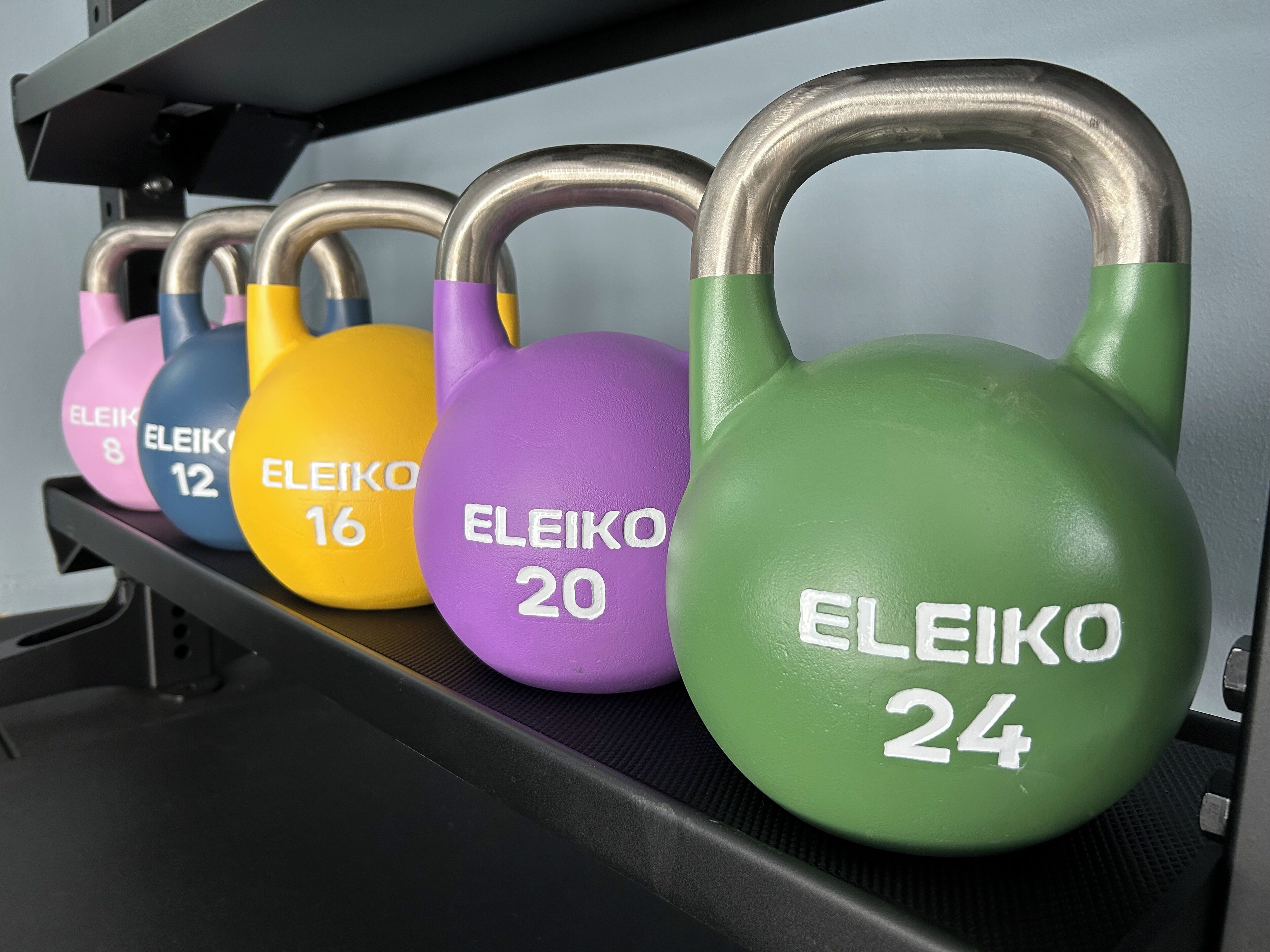 Un porte-haltères contenant des kettlebells dont les poids varient de 8 à 24 kilogrammes.