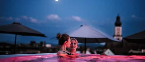 Een binnenzwembad en een buitenzwembad