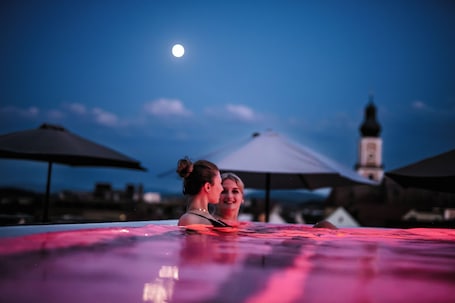 Una piscina techada, una piscina al aire libre. Hotel Randsbergerhof
