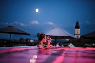 Una piscina techada, una piscina al aire libre