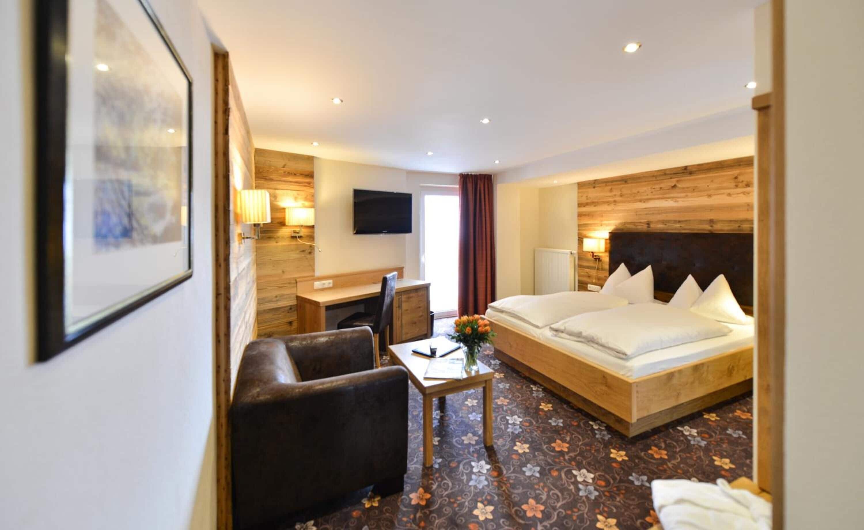 comfort double room | minibar, desk, free wifi, bed sheets