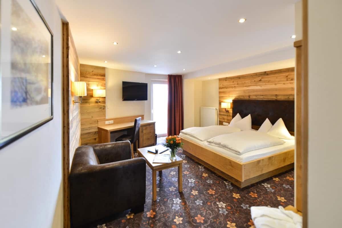 comfort double room | minibar, desk, free wifi, bed sheets