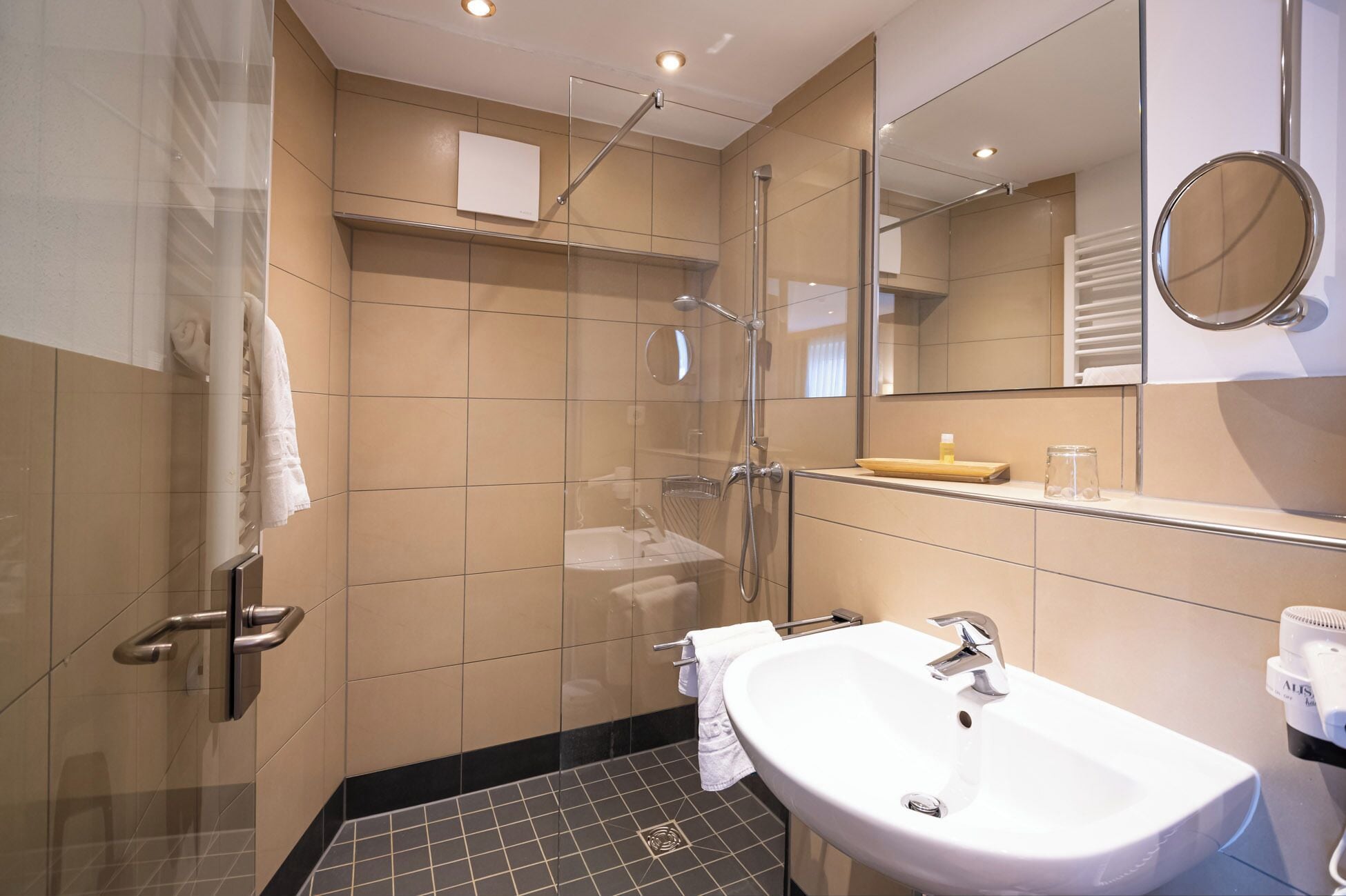 comfort double room | bathroom | shower, free toiletries, hair dryer, towels
