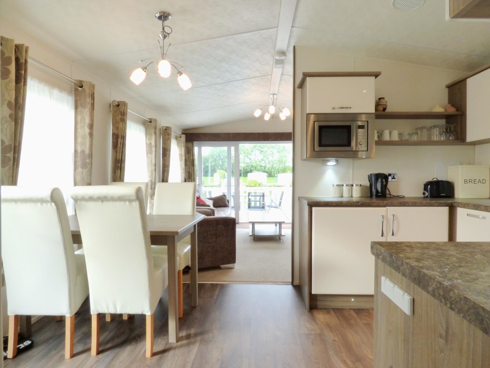 活动屋 (Cedar Lake 37) | 私人厨房 | 微波炉、烤箱、炉灶、电热水壶